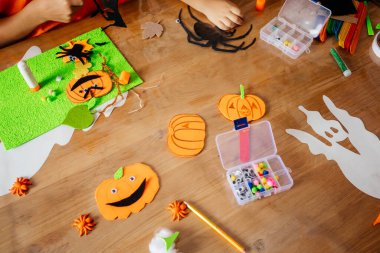 Keçe ve kağıttan yapılmış komik Cadılar Bayramı balkabakları.