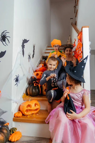 Święto Halloween dla dzieci. Dzieci w kostiumach na schodach — Zdjęcie stockowe