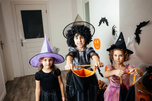 Pequenas meninas bruxas esperando por guloseimas halloween — Fotografia de Stock