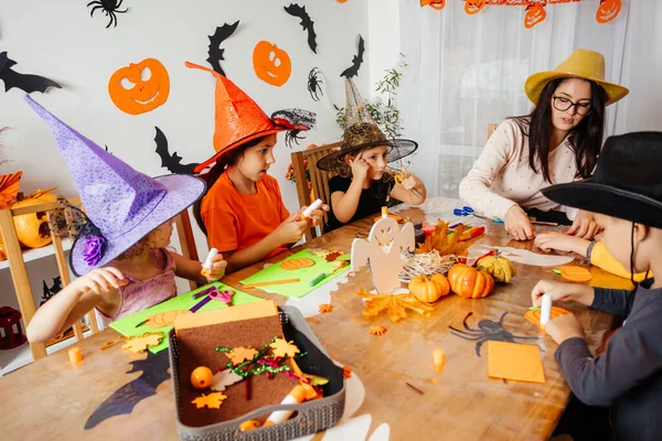 Niños durante el taller de Halloween en la escuela primaria — Foto de Stock