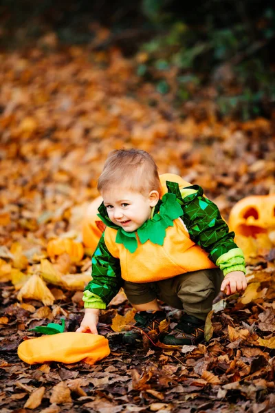 Dziecko w stroju dyni zwiedzanie parku w Helloween — Zdjęcie stockowe