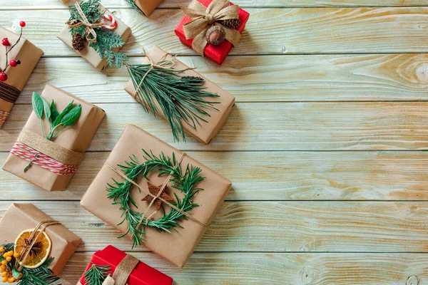 I meravigliosi regali di Natale avvolti in carta kraft con spazio per fotocopie — Foto Stock