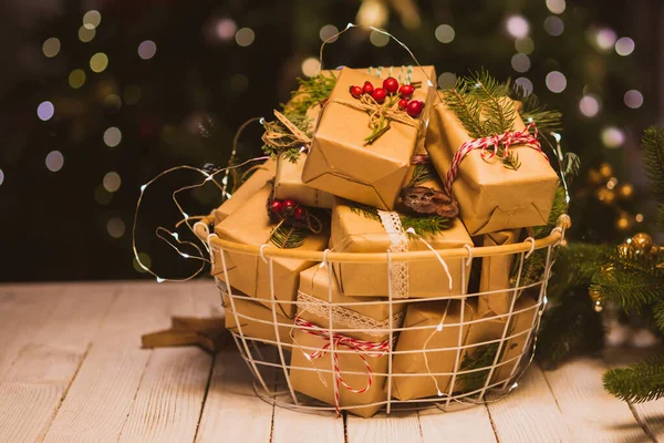 De eco kerstcadeaus in een mandje voor de adventskalender — Stockfoto