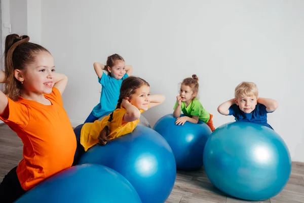 Děti fyzicky cvičí na velkých fitballech — Stock fotografie