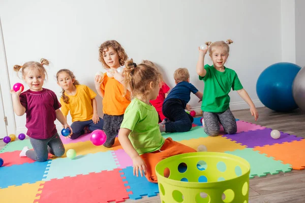 可愛いです幼児男の子遊びます小さなボールとプラスチックバスケット — ストック写真