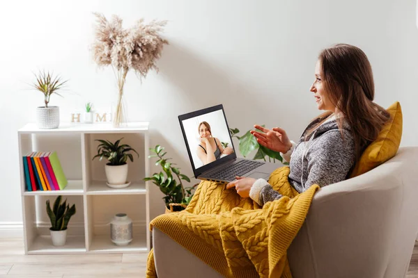 Két barát élvezi az időt csevegés videohallal — Stock Fotó