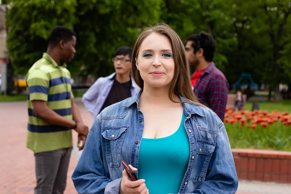 Retrato de joven hermosa chica sonriente al aire libre — Foto de Stock