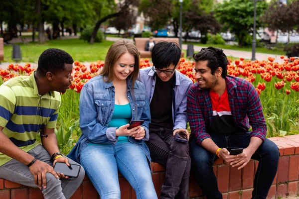 Étudiants soutenant ami pendant ses moments difficiles — Photo