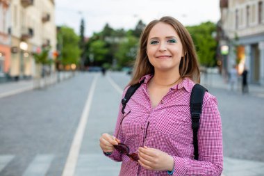 Avrupa 'nın eski şehirlerinde yalnız gezen bir kız
