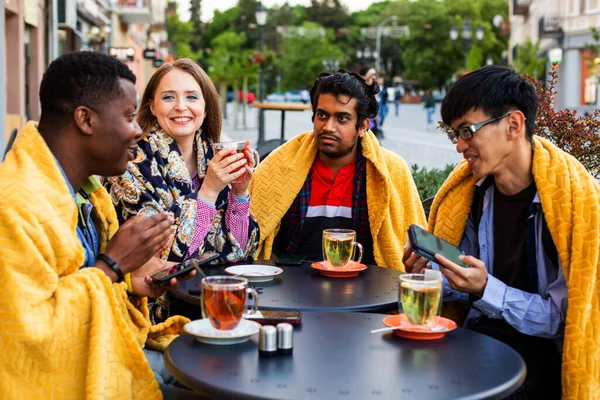 Grupo multirracial de amigos tomando una copa juntos — Foto de Stock