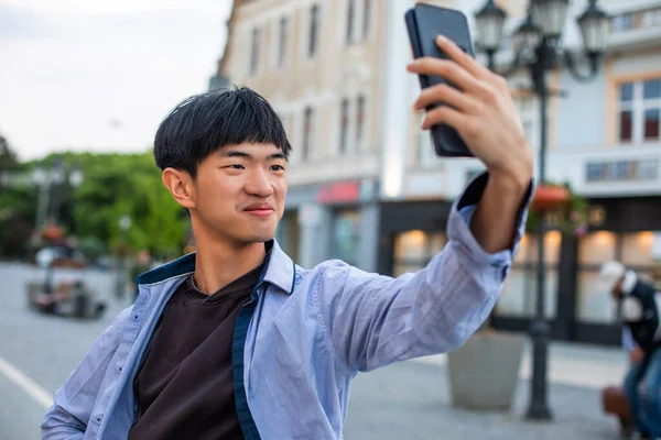 Atractivo hombre tomando selfie en la plaza de la ciudad europea — Foto de Stock