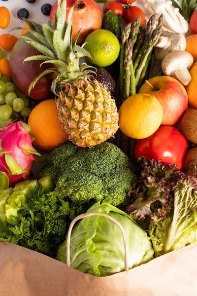 Compras vegetarianas de diferentes frutas y verduras — Foto de Stock