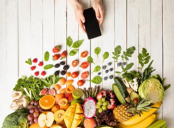 Pedir diferentes frutas y verduras usando teléfonos inteligentes — Foto de Stock