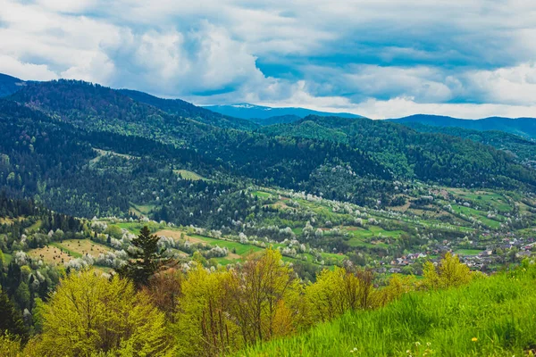 Wspaniały widok na góry wiosną — Zdjęcie stockowe
