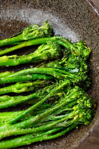 Broccolini fresco con polvo de nuez horneado de cerca —  Fotos de Stock