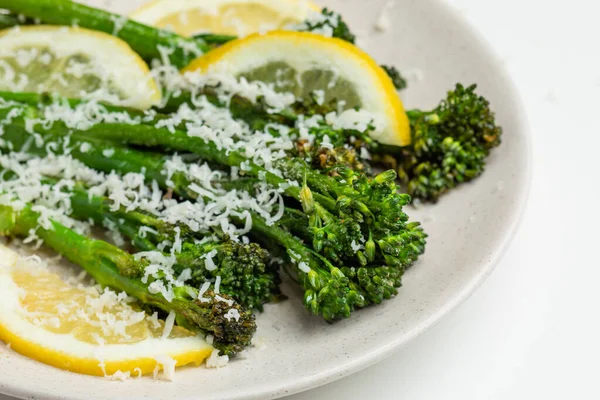 Broccolini fresco cocido con queso rallado en el plato —  Fotos de Stock