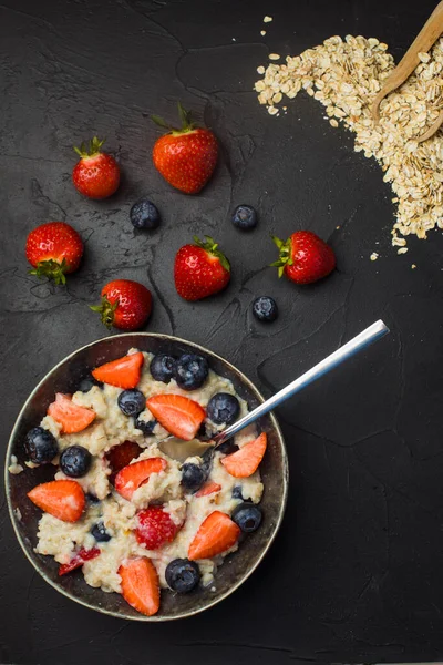 Begreppet en hälsosam frukost havregryn med jordgubbar och blåbär — Stockfoto