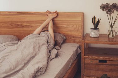 Sabah erken kalktıktan sonra yatakta esnemek.