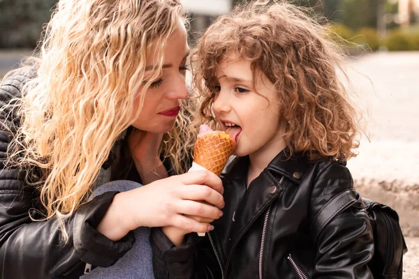 Мама дает своей дочери попробовать мороженое — стоковое фото