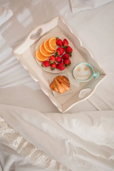 Белый трай с вкусным завтраком, чтобы поесть в постели — стоковое фото