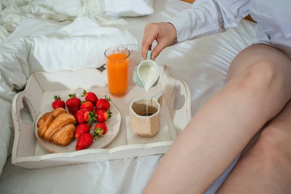 Comenzando el día perfecto con delicioso café y desayuno en la cama —  Fotos de Stock
