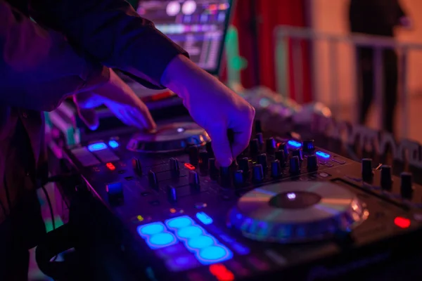 DJ muziek mixen in nachtclub, close-up — Stockfoto