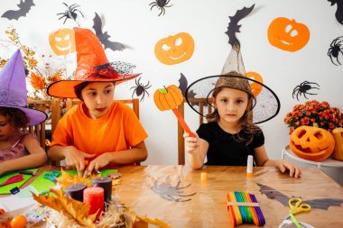 Yaratıcı atölye sırasında sonbahar el işi yapan kızlar