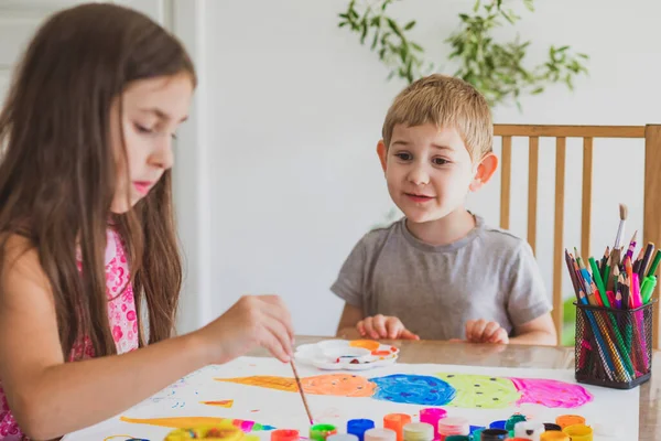 I bambini sono felici di disegnare con vernici su carta grande — Foto Stock