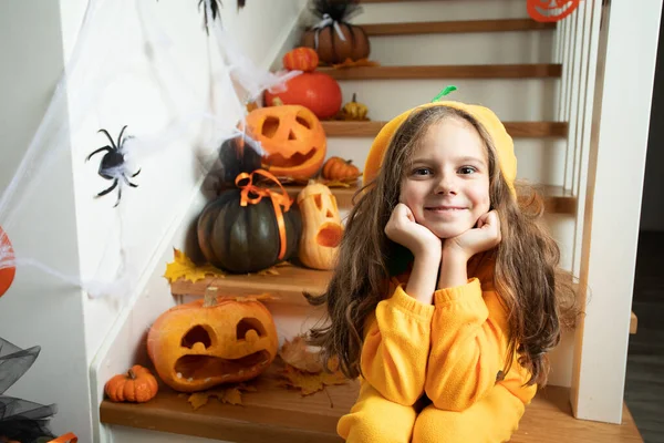 Menina bonito no traje halloween assustando seus convidados — Fotografia de Stock