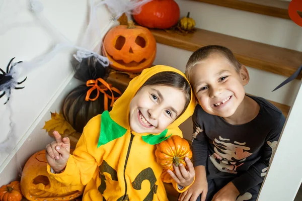 Wesołe rodzeństwo gotowe na halloween trick or treat — Zdjęcie stockowe