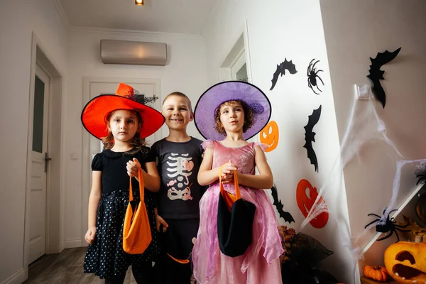 Crianças em trajes de férias à espera de guloseimas de Halloween — Fotografia de Stock
