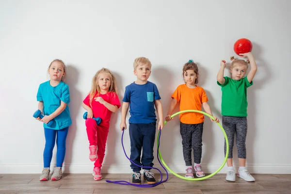 Crianças pequenas adoram fazer atividades físicas na pré-escola — Fotografia de Stock