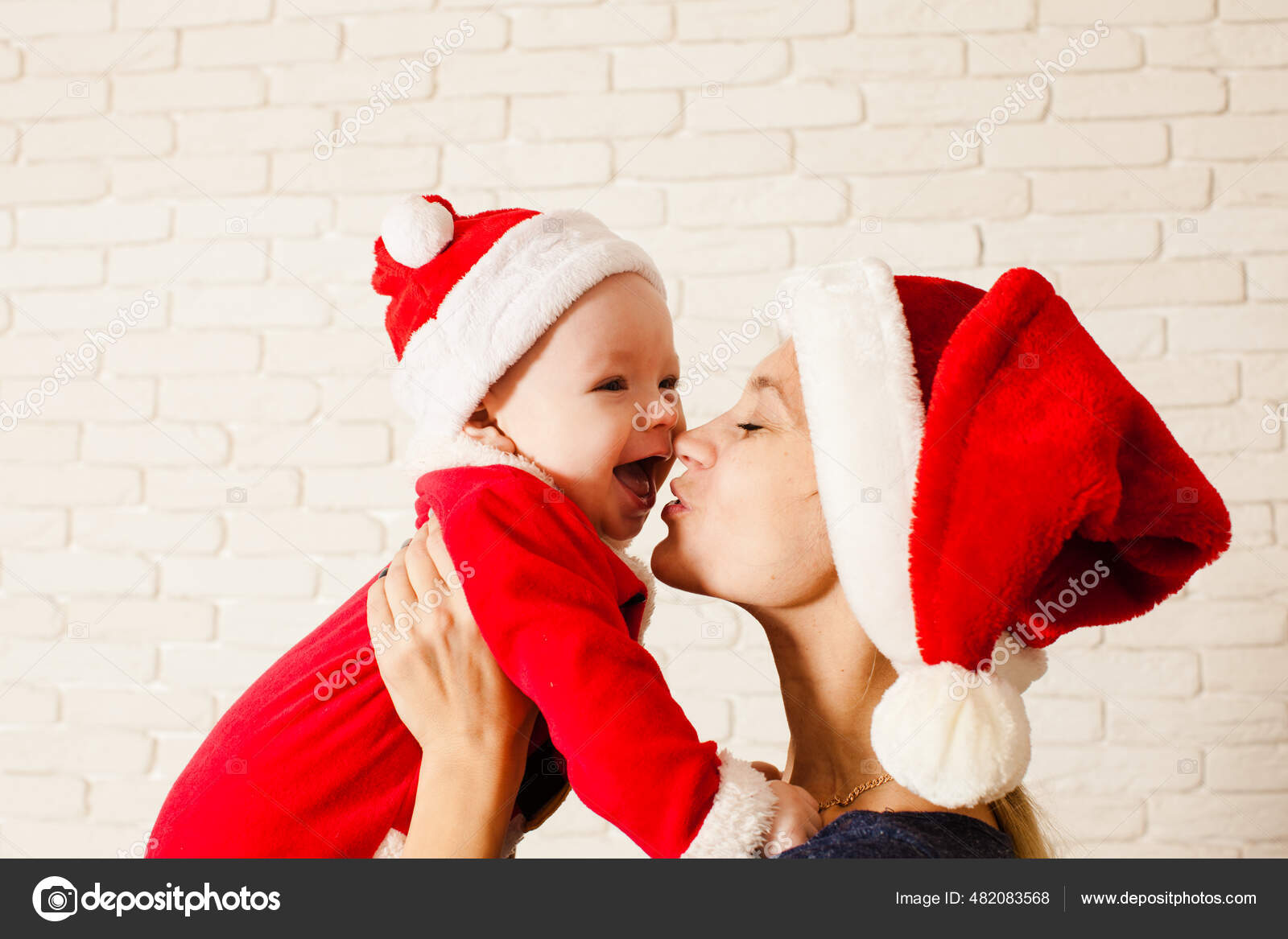 Maman Et Son Bebe Passent Noel Ensemble A La Maison Image Libre De Droit Par Oksixx C Maman Et Son Bebe Passent Noel Ensemble A La Maison Image Libre De Droit Par Oksixx C