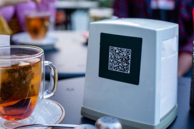 Çevrimiçi menü için QR kodlu yakın çekim peçete dağıtıcısı
