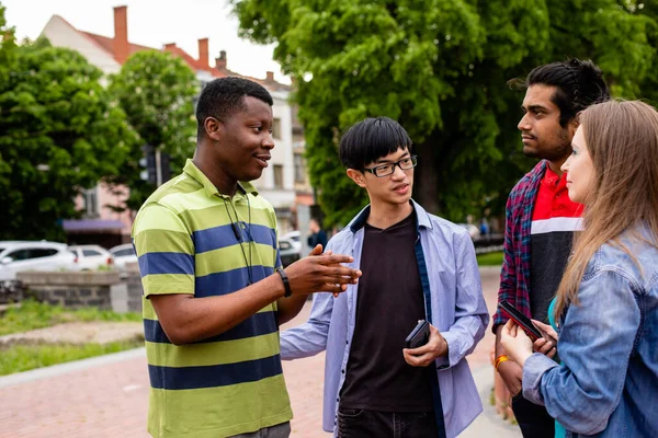 Communication sans frontières entre étudiants multiethniques joyeux — Photo