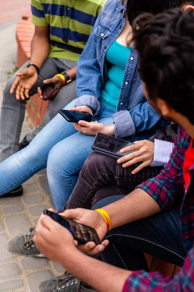 Primeros planos de las mujeres y los hombres de las manos de los teléfonos inteligentes — Foto de Stock