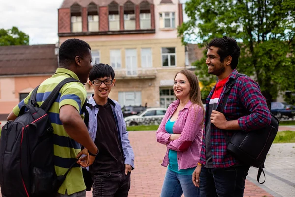 Encontro ao ar livre de amigos universitários multiétnicos alegres — Fotografia de Stock