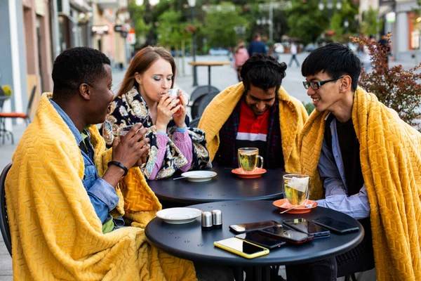 Groupe multiracial d'amis déjeunant ensemble — Photo