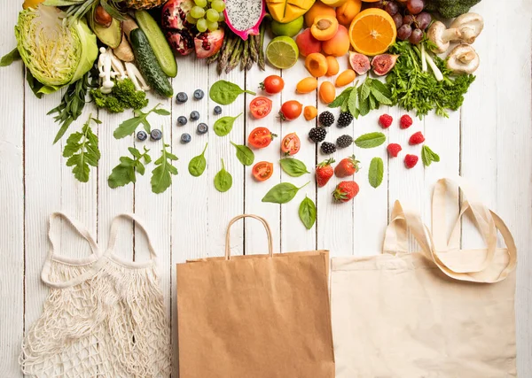 Zöldség- és gyümölcsvásárlás ökzsákokkal — Stock Fotó