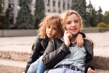 Meşgul anne ve kızı yürürken