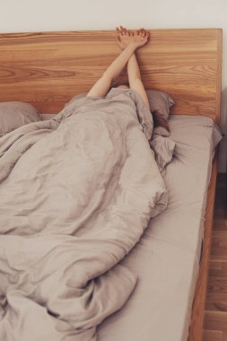 Sabah erken kalktıktan sonra yatakta esnemek.