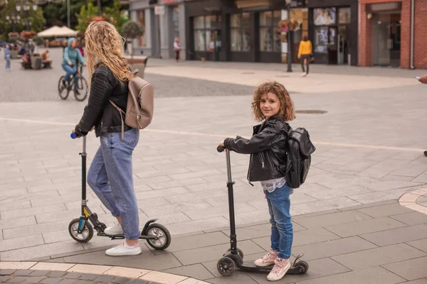 Стильна молода мама і дочка їздять скутери — стокове фото