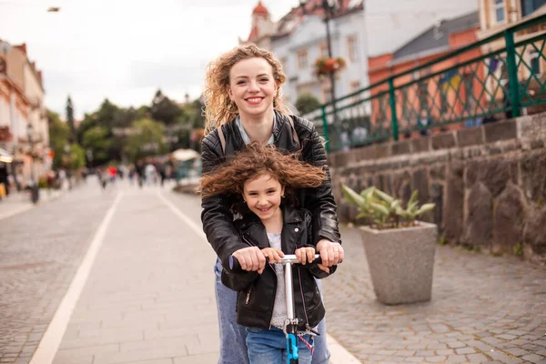 Mam en dochter rijden op een scooter en hebben een geweldige tijd — Stockfoto