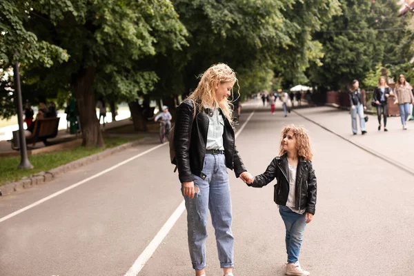 Máma a dcera se baví při procházce po městě — Stock fotografie