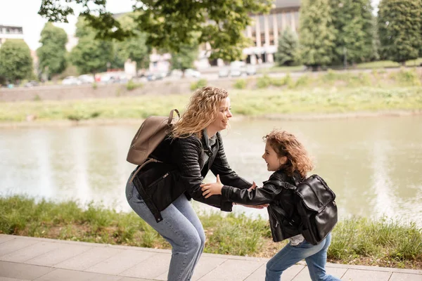 Mam en dochter hebben plezier wandelen langs de waterkant — Stockfoto