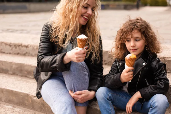 Szczęśliwa mama i córka trzymają lody podczas spaceru — Zdjęcie stockowe