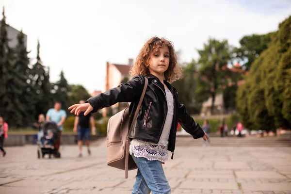 Het meisje loopt rond in de stad met een tas. — Stockfoto