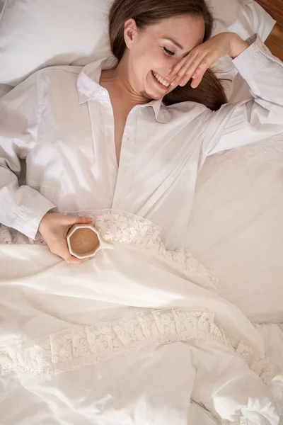 Vrolijk ochtendconcept. Aantrekkelijke vrouw in bed — Stockfoto
