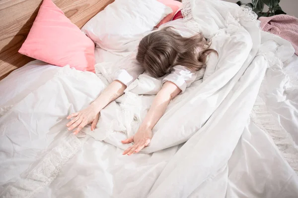 Vrouw beginnen haar dag stretching in bed — Stockfoto