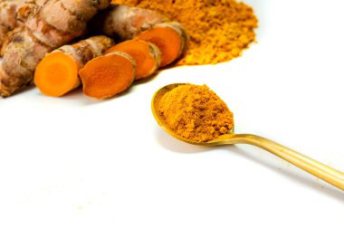 Beyaz arkaplanda zerdeçal ve toz